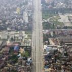 En la capital de Nepal la gente se ha refugiado en las avenidas abiertas para no tener cerca edificios, ante el riesgo de nuevos hundimientos.