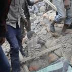 Con escasos servicios de emergencia, los vecinos tratan de salvar a los supervivientes.