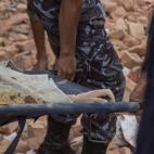 Los soldados nepalíes retiran uno de los cadáveres localizados en Katmandú, la capital.