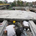 Voluntarios buscan a los supervivientes en Katmandú.