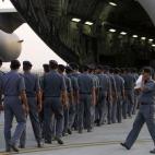 Soldados de La India embarcan camino de Nepal para prestar ayuda.