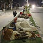 Ciudadanos de Katmandú duermen en las calles ante el miedo o la imposibilidad de estar en sus viviendas, muchas destruidas y otras, en algo riesgo de derrumbe.