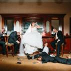 Cuando la novia los tumba a chupitos