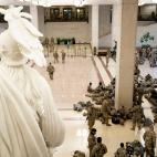 Las tropas de la Guardia Nacional descansan en el Capitolio mientras el Congreso debate el 'impeachment' a Donald Trump. Se han desplegado 20.000 soldados de cara a la toma de posesión de Joe Biden, después de que el 6 de enero saltaran toda...