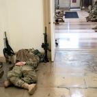 Los soldados descansan en el Congreso de EEUU mientras se debate el 'impeachment' a Donald Trump.