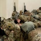 Las tropas de la Guardia Nacional descansan en el Capitolio mientras el Congreso debate el 'impeachment' a Donald Trump. Se han desplegado 20.000 soldados de cara a la toma de posesión de Joe Biden, después de que el 6 de enero saltaran toda...