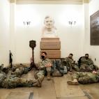 Las tropas de la Guardia Nacional descansan en el Capitolio mientras el Congreso debate el 'impeachment' a Donald Trump. Se han desplegado 20.000 soldados de cara a la toma de posesión de Joe Biden, después de que el 6 de enero saltaran toda...