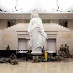 Las tropas de la Guardia Nacional descansan en el Capitolio mientras el Congreso debate el 'impeachment' a Donald Trump. Se han desplegado 20.000 soldados de cara a la toma de posesión de Joe Biden, después de que el 6 de enero saltaran toda...