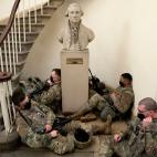 Las tropas de la Guardia Nacional descansan en el Capitolio mientras el Congreso debate el 'impeachment' a Donald Trump. Se han desplegado 20.000 soldados de cara a la toma de posesión de Joe Biden, después de que el 6 de enero saltaran toda...