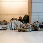 Las tropas de la Guardia Nacional descansan en el Capitolio mientras el Congreso debate el 'impeachment' a Donald Trump. Se han desplegado 20.000 soldados de cara a la toma de posesión de Joe Biden, después de que el 6 de enero saltaran toda...