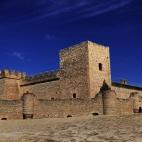 Son muchas las leyendas sobre parejas de amantes a los que no se les dejaba vivir su amor prohibido, generalmente por el padre o esposo de la chica. Ellos no podían soportarlo y acababan con su vida, vagando su espíritu por castillos, barranco...