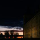 Dicen que mientras se estaban realizando las obras del monasterio vivía un perro negro que atemorizaba a los obreros que trabajaban en la construcción. Muchos han atribuido su presencia a que estuviera protegiendo una de las puertas del infie...