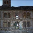 Este edificio estuvo ocupado en el siglo XIX por la familia Heredia, a los que se acusaba de pertenecer a la masonería y a los que señalaron culpables del asesinato de varias niñas tras someterlas a rituales satánicos. Los cadáveres de las ...