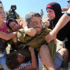 5c8a5e7a240000f404a2feec