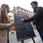 Una joven apuesta por el nombre de la nueva princesa. Alice es el favorito.