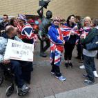 La espera ha sido corta para los "superbritish" concentrados a las puertas del hospital londinense.