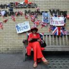 "Es un príncipe" y "Es una princesa", dicen los carteles de esta mujer. Preparada para todo.