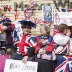 Banderas, pancartas, sombreros estridentes y mucho patriotismo para recibir a la nueva princesa.