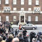 El pregonero real Tony Appleton sale a las puertas del hospital londinense a dar la buena nueva.