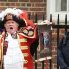 Tony Appleton, el portavoz real, con su comunicado a la vieja usanza.