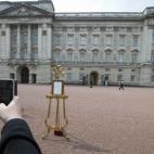 El documento más fotografiado del día, ante el Palacio de Buckingham.