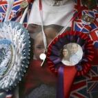 Parafernalia de todo tipo, de fotos a banderas pasando por broches, para saludar a la nueva niña.