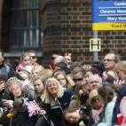 Varias decenas de personas se han concentrado ante el centro médico esperando la buena nueva.