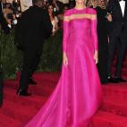 La temática era el punk y ¿qué hay más rompedor que llevar a una fiesta punk un traje romántico? Pues eso.