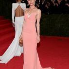 La actriz lució tipazo en este diseño rosa de la diseñadora británica.