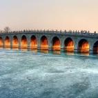 El Puente de los 17 arcos se localiza en el Lago Kunming en el Palacio de Verano, la residencia estival de los emperadores chinos. El puente, de unos 150 metros, está presidido por un impresionante Buey de bronce y une a tierra la isla de Nanhu...