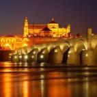 Recorrer este puente o simplemente observarlo es recorrer 2.000 años de historia. Cuando atardece se puede observar una de las estampas más bonitas de Córdoba, con la Mezquita-Catedral de fondo. Ver más fotos del Puente romano de Córdoba