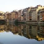 La traducción de su nombre es "puente viejo" y se lo ha ganado por haber sobrevivido a grandes inundaciones y sucesos históricos. Este lugar ha visto transitar la historia del norte de Italia. Sus famosos puestos comerciales le dan ese aspecto...