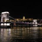 Custodiado por sus cuatro leones, respaldado por el castillo de buda y acompañado por el Bastión de los Pescadores y el Parlamento consigue, al caer la noche, ser el lugar más bonito y mágico de todo Budapest. Se dice que el escultor de los ...