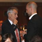 El periodista Jesus Hermida con el presentador Gonzalo Miró durante la 41 edición de los premios Antena de Oro.