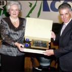 La Duquesa de Badajoz y el periodista Jesús Hermida posando durante los premios Ayuda en Acción, en 2001.