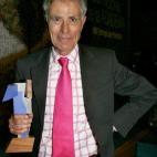 Jesús Hermida, tras recibir el Premio toda una vida, durante la gala de los VIII Premios Academia de Televisión.