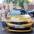 La presentadora Tania Llasera posa a las puertas de la Real Fábrica de Tapices