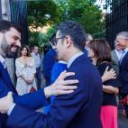 El jefe de Política de El HuffPost, Antonio Ruiz Valdivia, saludando al ministro Félix Bolaños