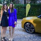 Dos de la invitadas llegando a la fiesta