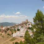 Este encantador pueblo situado en lo alto de una colina de la sierra segure&ntilde;a ofrece unas espectaculares vistas, que abarcan adem&aacute;s la sierra de Cazorla y el pantano del Tranco, encerrado entre monta&ntilde;as repletas de vegetaci&...