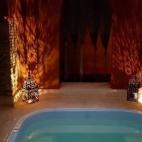 Nada como relajarse d&aacute;ndose un merecido chapuz&oacute;n despu&eacute;s de visitar la intensa ciudad de Granada. En estos ba&ntilde;os se puede disfrutar de un momento de calma y bienestar, siempre con las atenciones y servicios necesarios...