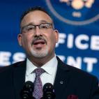 Miguel Cardona, Meriden (Connecticut), 1975. Secretario de Educaci&oacute;n de EEUU.