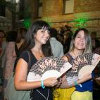 Los invitados pudieron aliviar el calor de la noche con abanicos de la serie 'Locomía'