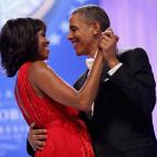 Cuatro a&ntilde;os m&aacute;s tarde lo volvieron a hacer... Entre intensas miradas y sonrisas, Michelle y Barack bailaron abrazados para celebrar el segundo mandato del primer presidente negro de los Estados Unidos.