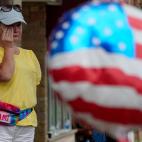 Una mujer llora tras el tiroteo en Higland Park, al norte de Chicago, durante la celebraci&oacute;n del 4 de julio.