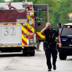 Polic&iacute;a lamentando lo sucedido tras el tiroteo masivo.