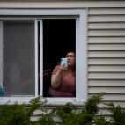 Una residente en la zona graba con su m&oacute;vil lo que sucede.