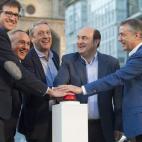 El lehendakari, Iñigo Urkullu, a la derecha, acompaña a los candidatos del PNV en un acto en Vitoria.
