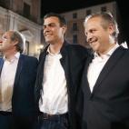El secretario general del PSOE, Pedro Sánchez, junto a los candidatos a la Comunidad de Madrid, Ángel Gabilondo, y al Ayuntamiento de Madrid, Antonio Miguel Carmona, en la Plaza de la Villa, en Madrid.