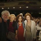 La candidata de Ahora Madrid al Ayuntamiento de la capital, Manuela Carmena, junto a Pedro Almodóvar y las actrices Inma Cuesta y Marisa Paredes, antes del comienzo de un acto celebrado hoy en el Círculo de Bellas Artes de Madrid.
